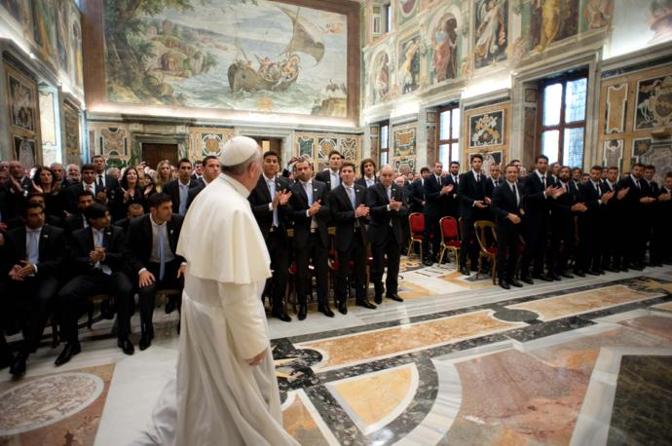 Papa Francesco riceve in Vaticano le delegazioni della nazionale italiana e argentina. Ap